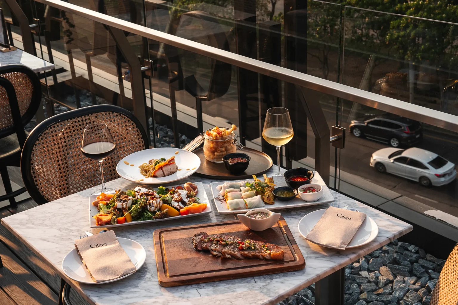 dining-at-glare-cascade-hotel-bangkok